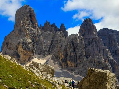 016-Blick auf die bizarren Felsentuerme der Brenta-Gruppe